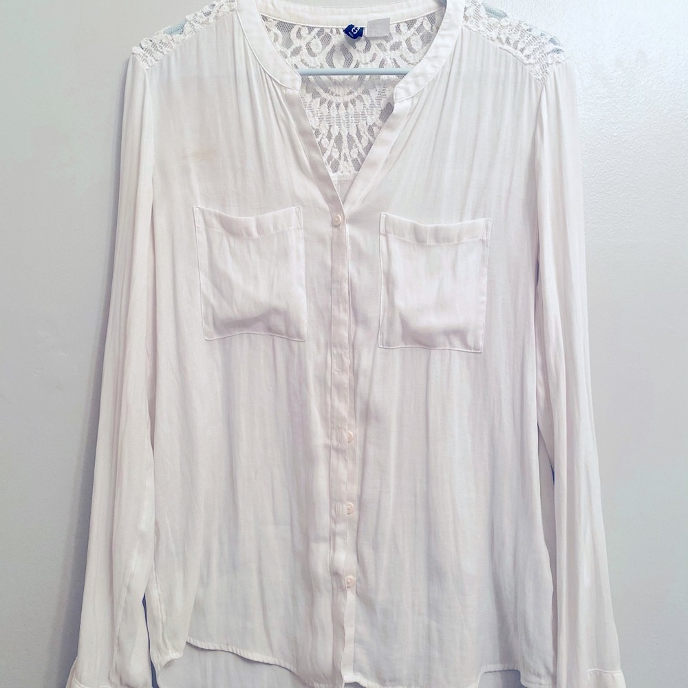 White crochet back button down 🦋